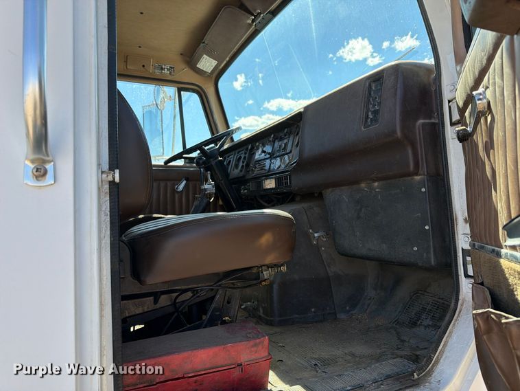 image for item ED0189 1988 Navistar F-2574 truck cab and chassis