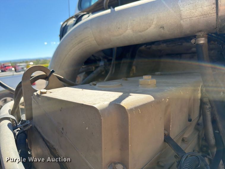 image for item ED0189 1988 Navistar F-2574 truck cab and chassis