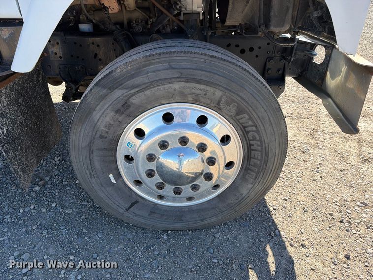 image for item ED0189 1988 Navistar F-2574 truck cab and chassis
