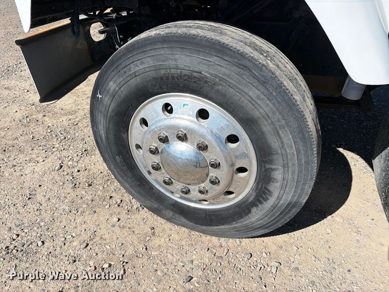 image for item ED0189 1988 Navistar F-2574 truck cab and chassis