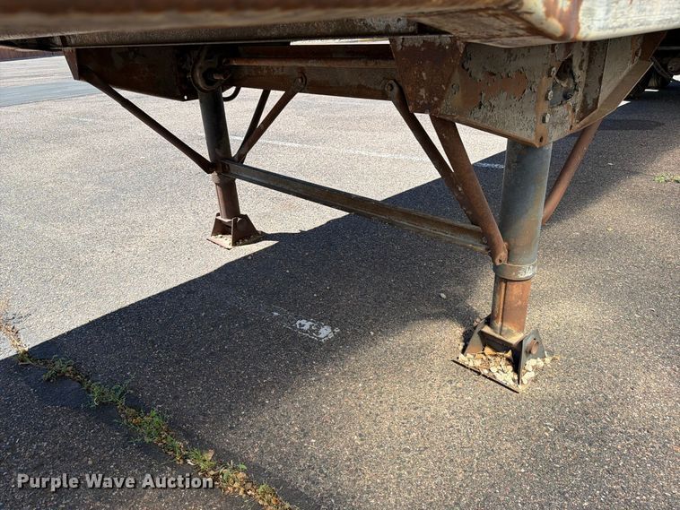 image for item ED0194 1993 Oshkosh dry van trailer