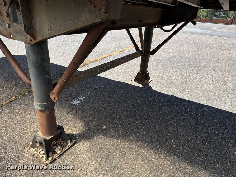 image for item ED0194 1993 Oshkosh dry van trailer
