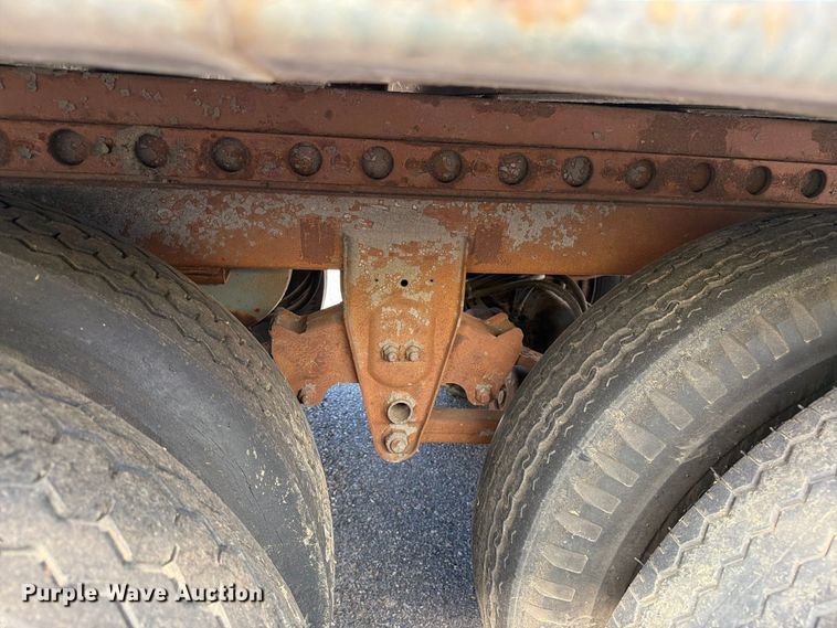 image for item ED0194 1993 Oshkosh dry van trailer