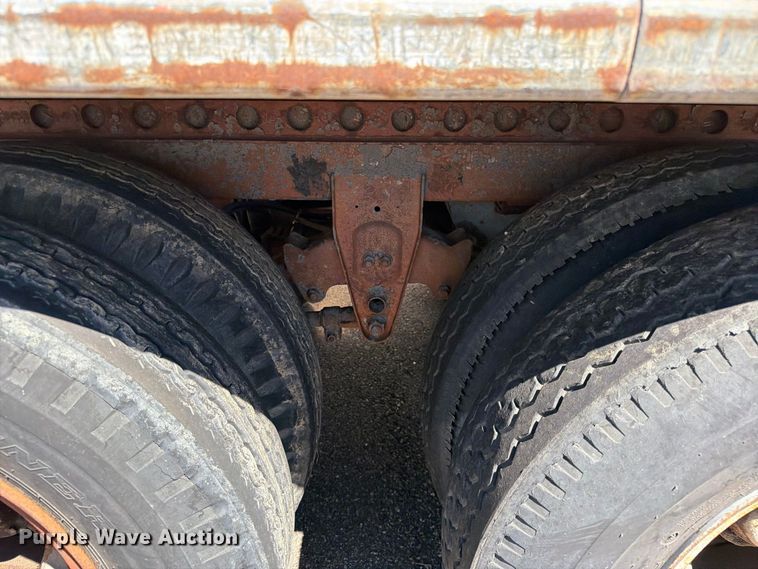 image for item ED0194 1993 Oshkosh dry van trailer
