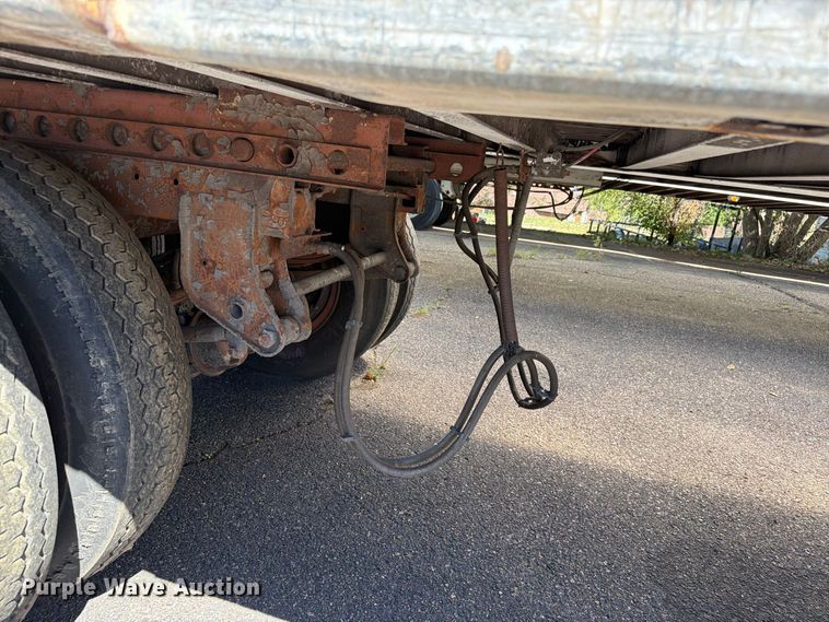 image for item ED0194 1993 Oshkosh dry van trailer