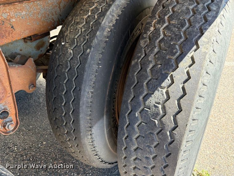 image for item ED0194 1993 Oshkosh dry van trailer