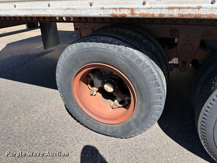 image for item ED0194 1993 Oshkosh dry van trailer