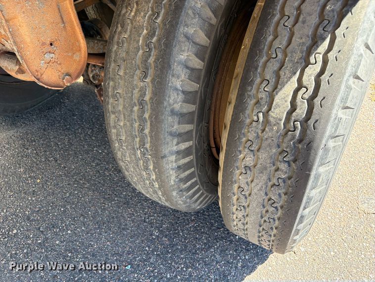 image for item ED0194 1993 Oshkosh dry van trailer