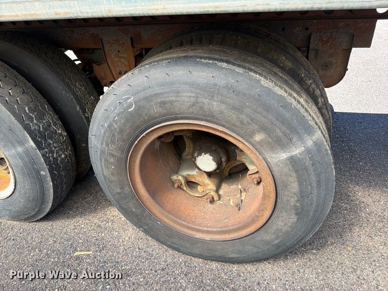 image for item ED0194 1993 Oshkosh dry van trailer