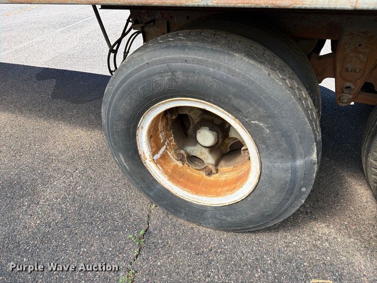 image for item ED0194 1993 Oshkosh dry van trailer