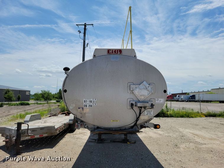 image for item EE1094 1991 Heil tank trailer