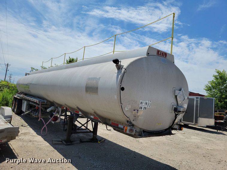 image for item EE1094 1991 Heil tank trailer