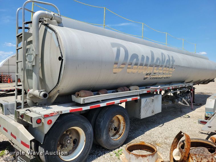 image for item EE1094 1991 Heil tank trailer