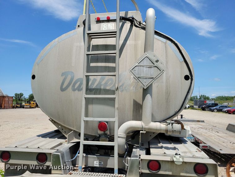 image for item EE1094 1991 Heil tank trailer