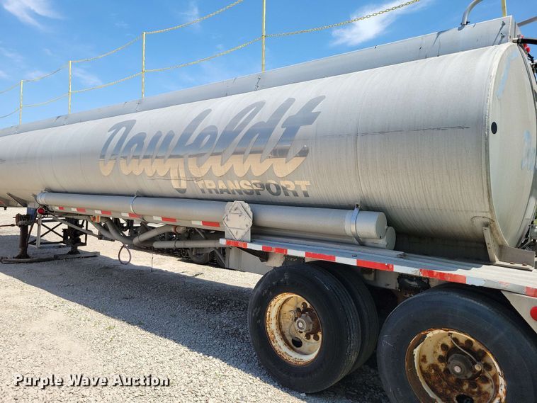 image for item EE1094 1991 Heil tank trailer
