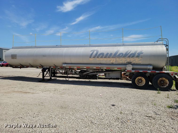 image for item EE1094 1991 Heil tank trailer