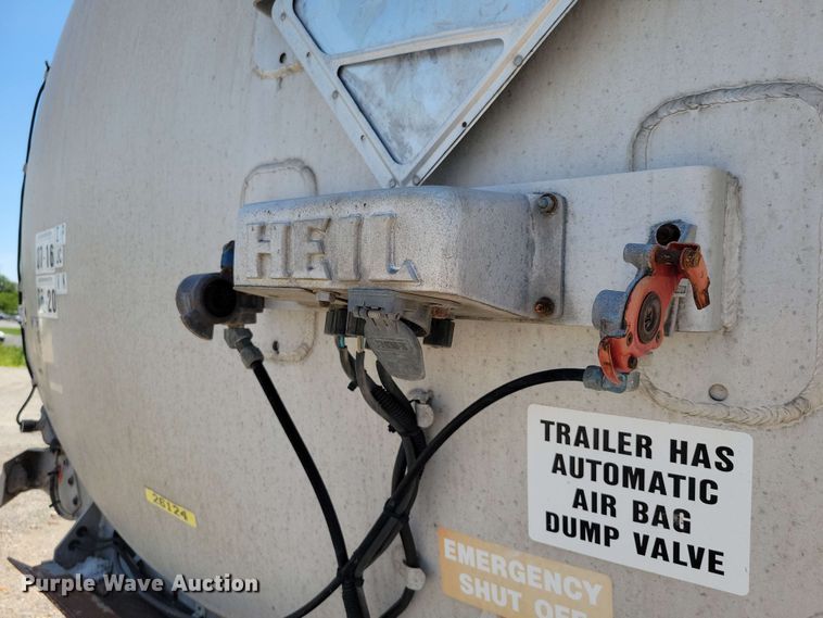 image for item EE1094 1991 Heil tank trailer