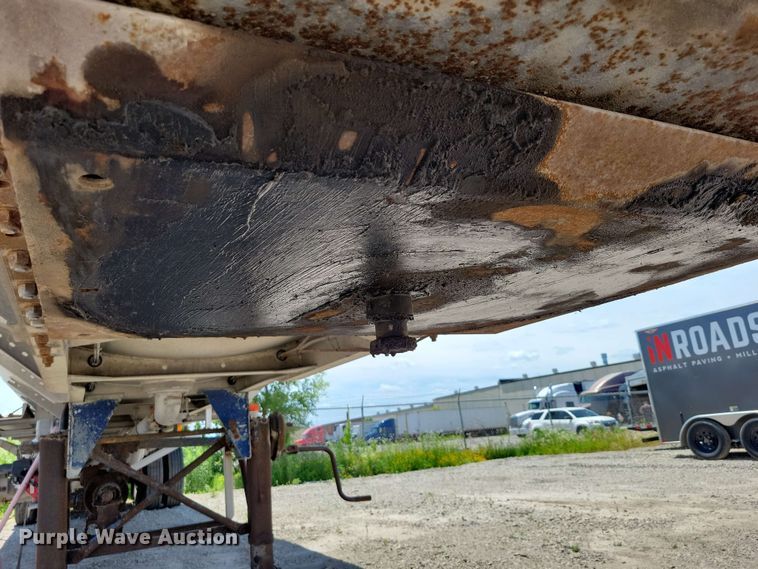 image for item EE1094 1991 Heil tank trailer