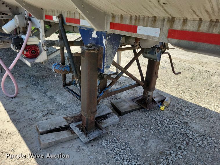 image for item EE1094 1991 Heil tank trailer
