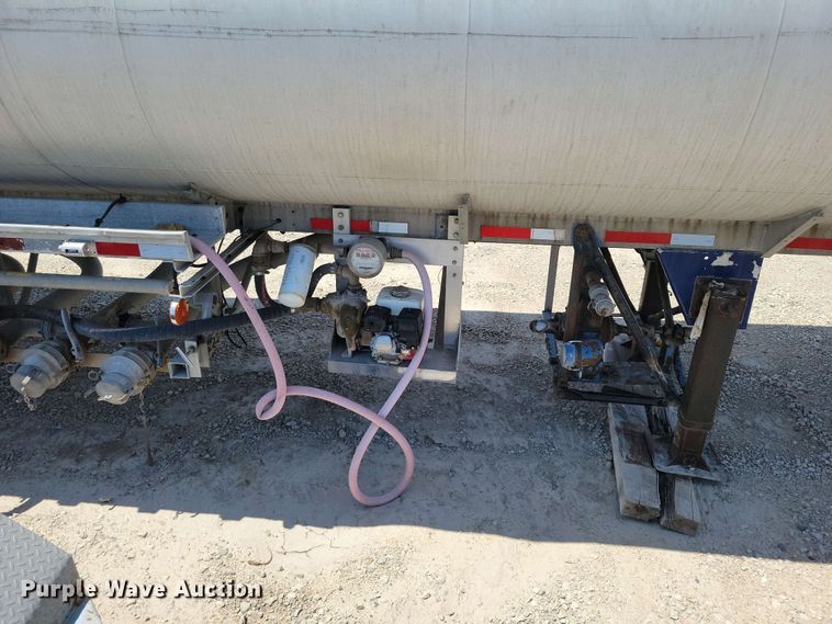 image for item EE1094 1991 Heil tank trailer