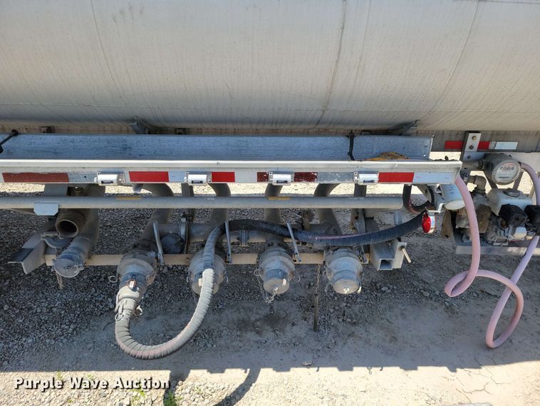 image for item EE1094 1991 Heil tank trailer