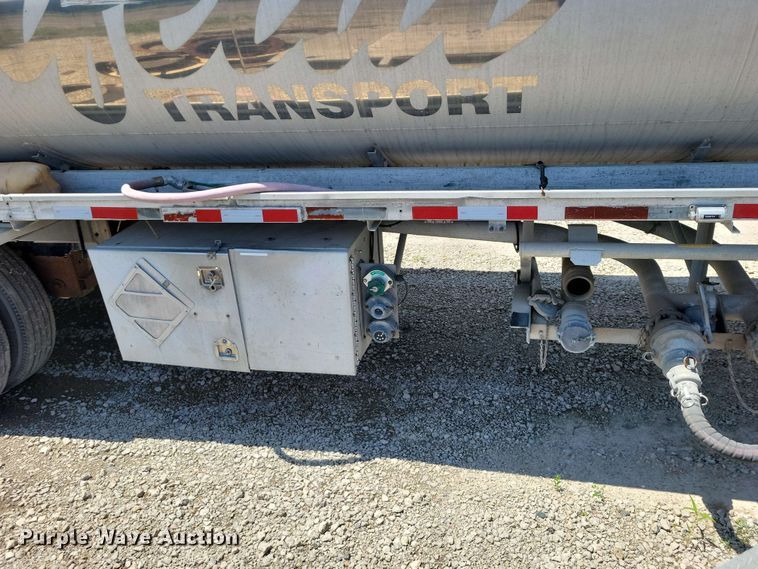 image for item EE1094 1991 Heil tank trailer