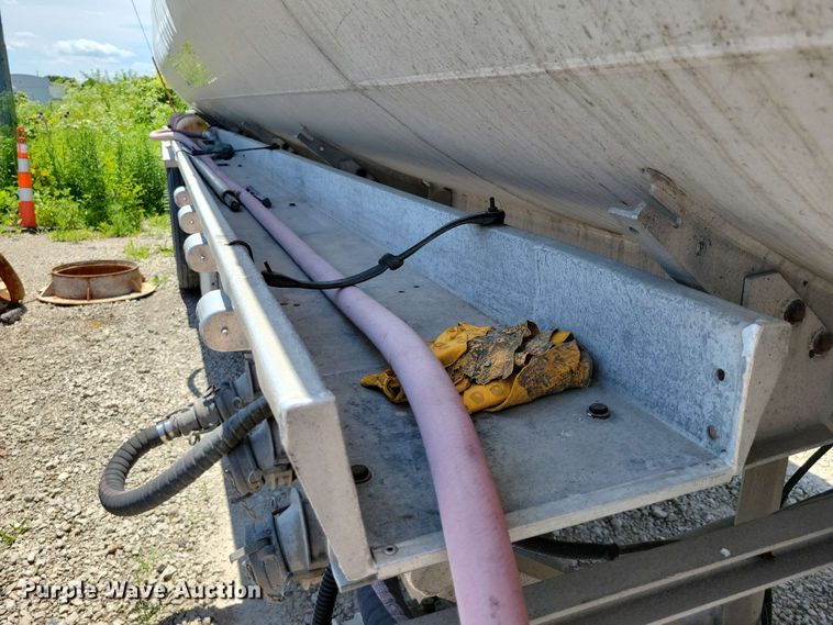 image for item EE1094 1991 Heil tank trailer