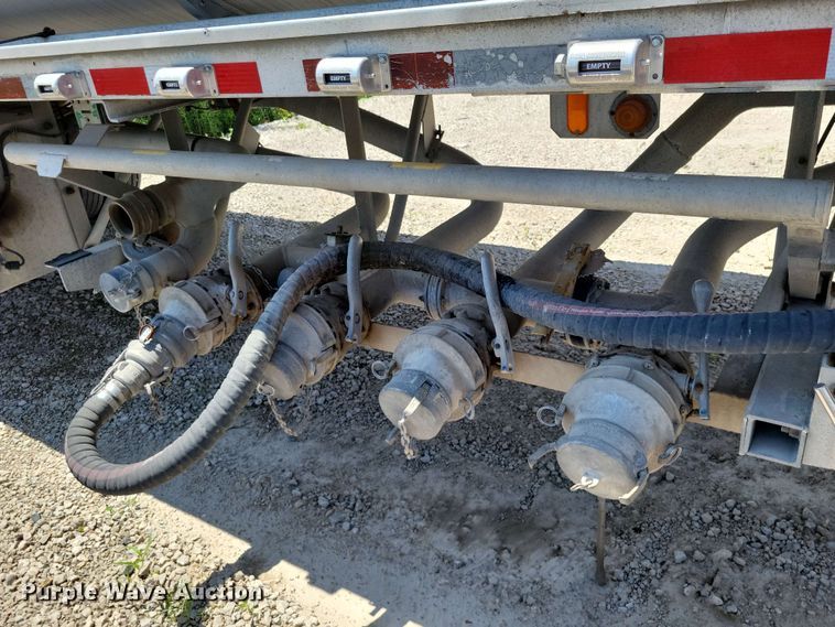 image for item EE1094 1991 Heil tank trailer