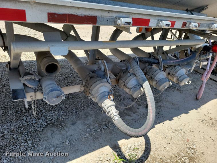 image for item EE1094 1991 Heil tank trailer