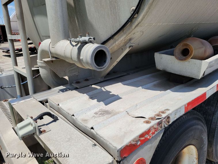 image for item EE1094 1991 Heil tank trailer