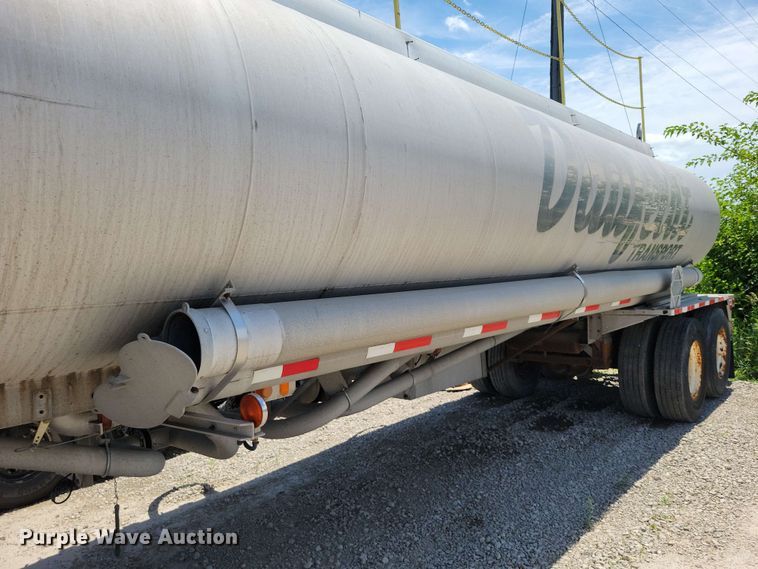 image for item EE1094 1991 Heil tank trailer