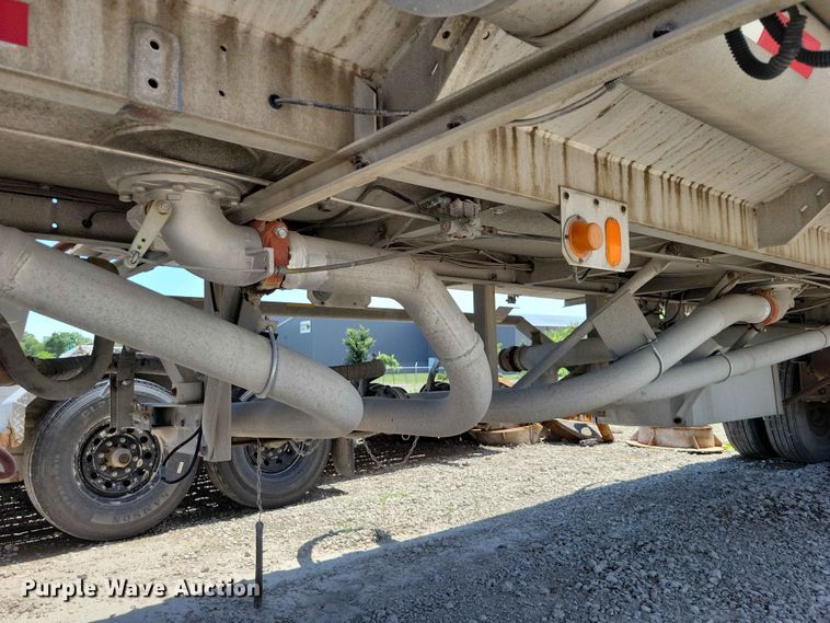 image for item EE1094 1991 Heil tank trailer