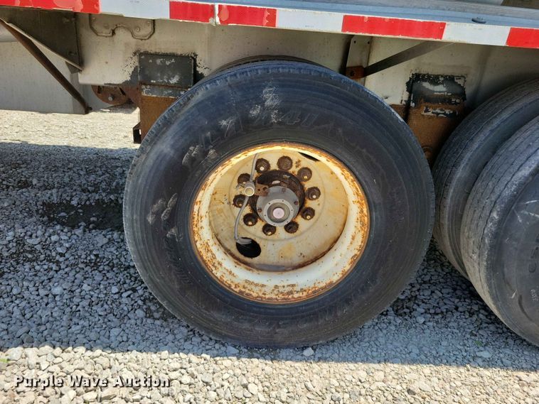 image for item EE1094 1991 Heil tank trailer
