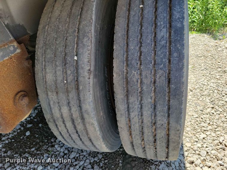 image for item EE1094 1991 Heil tank trailer