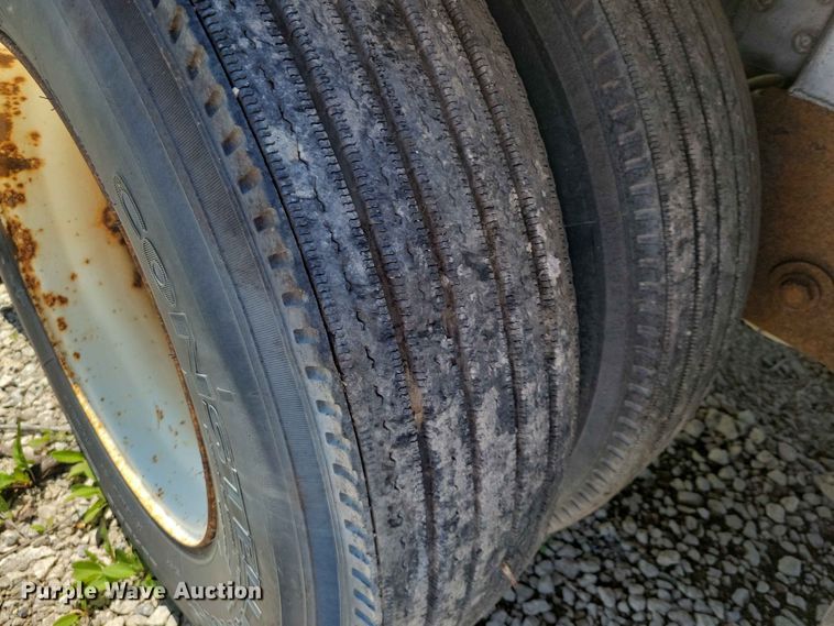 image for item EE1094 1991 Heil tank trailer