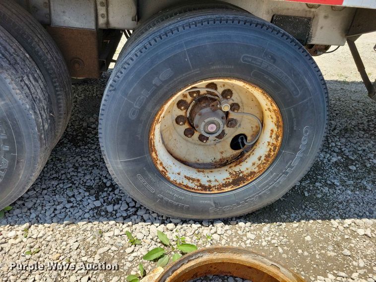 image for item EE1094 1991 Heil tank trailer