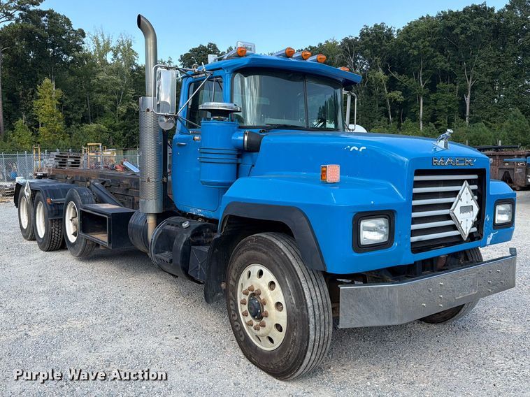 image for item EF1362 2000 Mack RD roll-off container truck
