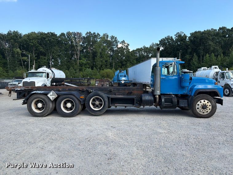 image for item EF1362 2000 Mack RD roll-off container truck