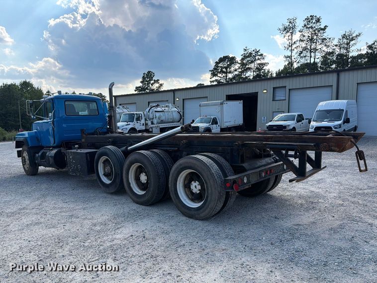 image for item EF1362 2000 Mack RD roll-off container truck