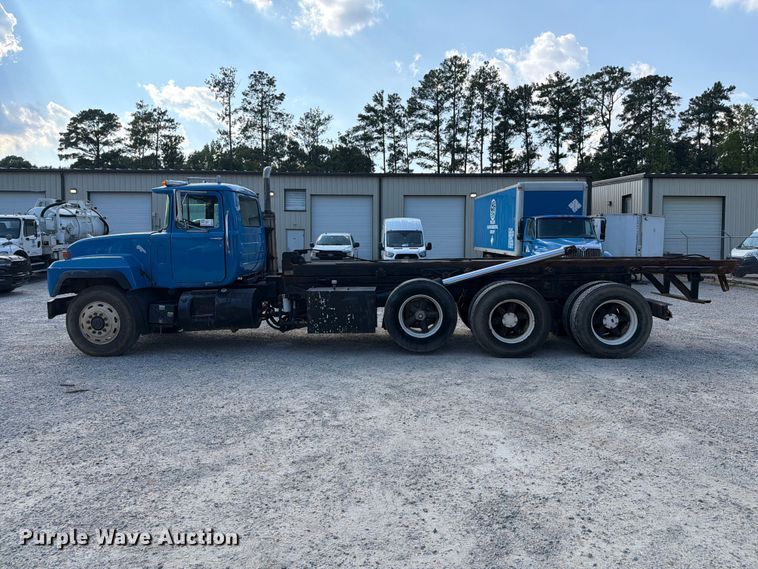 image for item EF1362 2000 Mack RD roll-off container truck