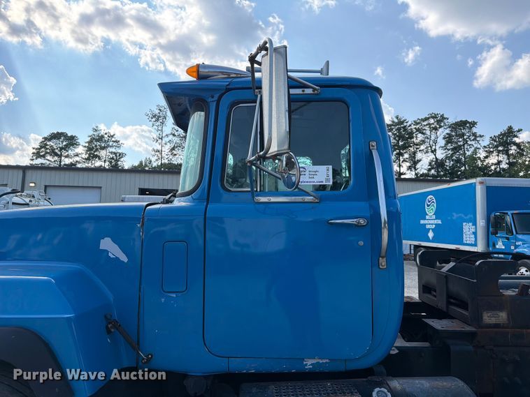 image for item EF1362 2000 Mack RD roll-off container truck