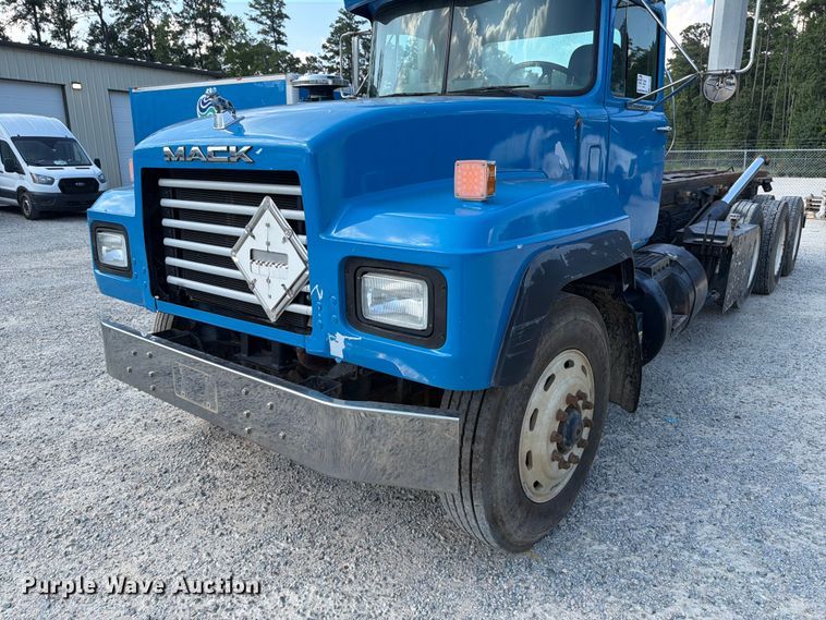 image for item EF1362 2000 Mack RD roll-off container truck