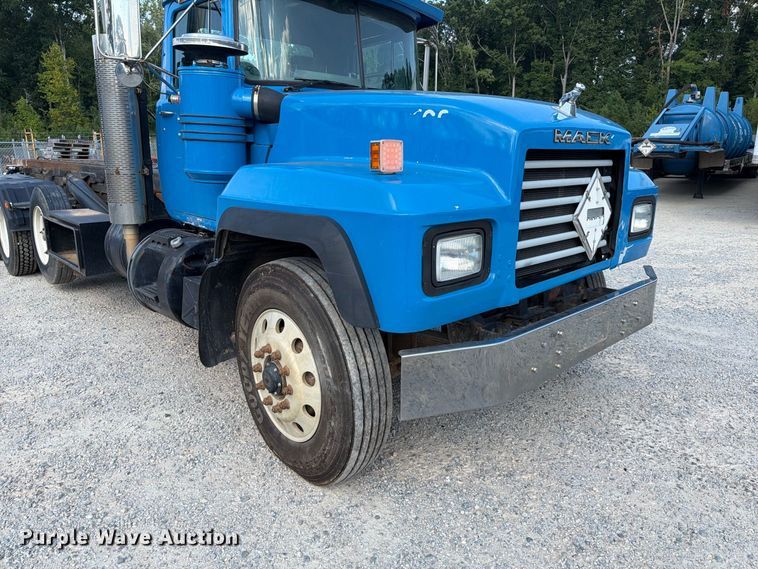 image for item EF1362 2000 Mack RD roll-off container truck