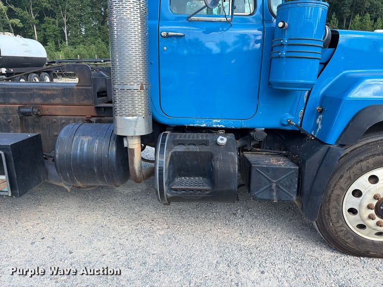 image for item EF1362 2000 Mack RD roll-off container truck