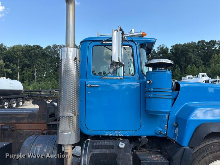 image for item EF1362 2000 Mack RD roll-off container truck