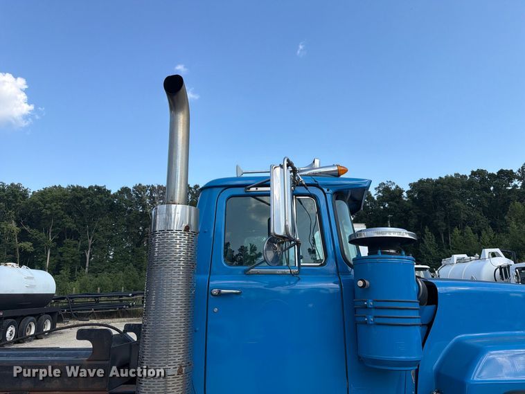 image for item EF1362 2000 Mack RD roll-off container truck