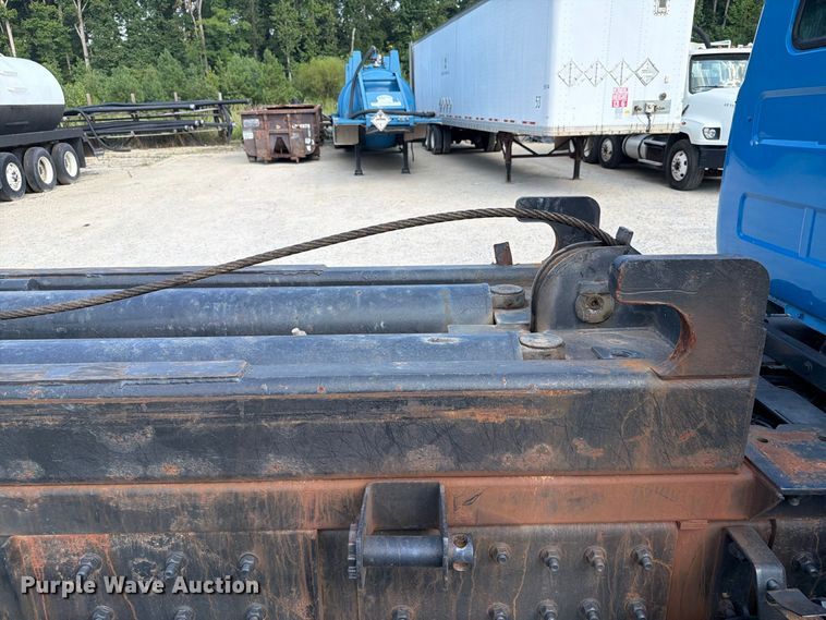 image for item EF1362 2000 Mack RD roll-off container truck
