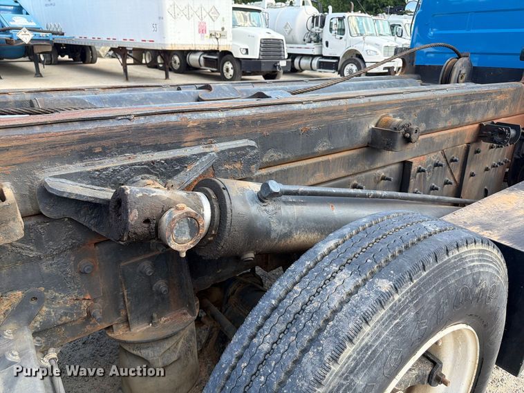 image for item EF1362 2000 Mack RD roll-off container truck