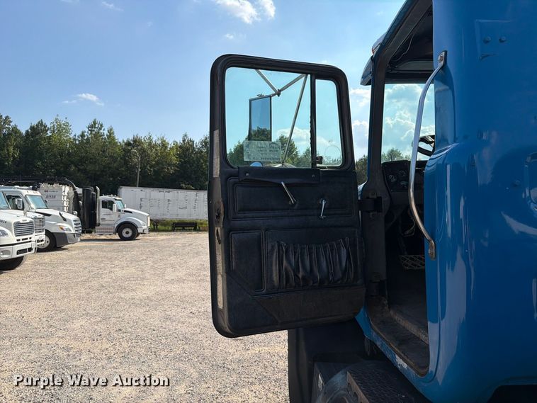 image for item EF1362 2000 Mack RD roll-off container truck