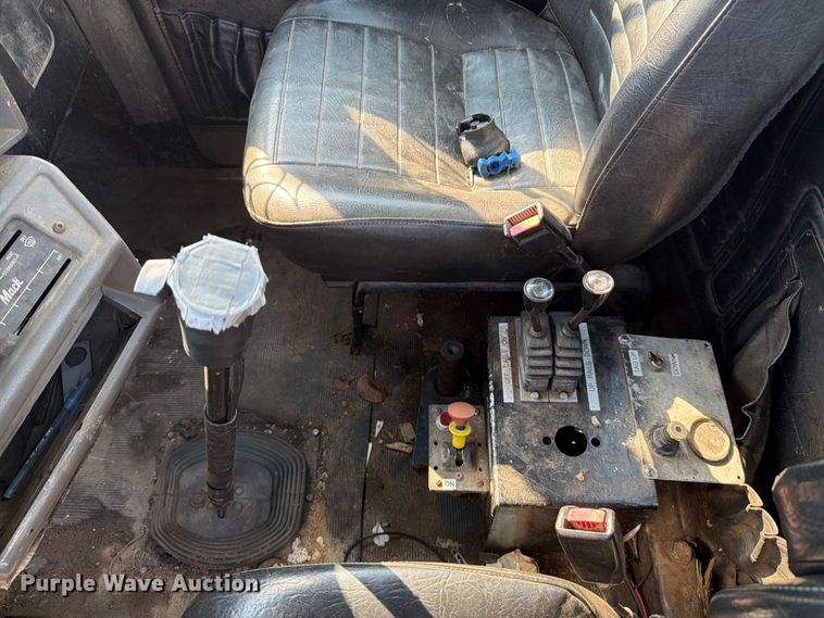 image for item EF1362 2000 Mack RD roll-off container truck